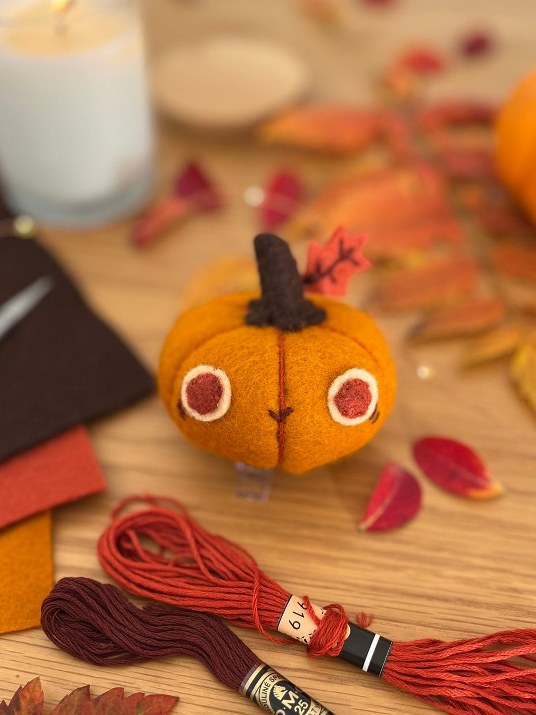 une mignonne petite citrouille en feutrine avec le matériel de couture nécessaire pour la creer: fils DMC et feutrine. Patron de couture citrouille gratuit en feutrine.