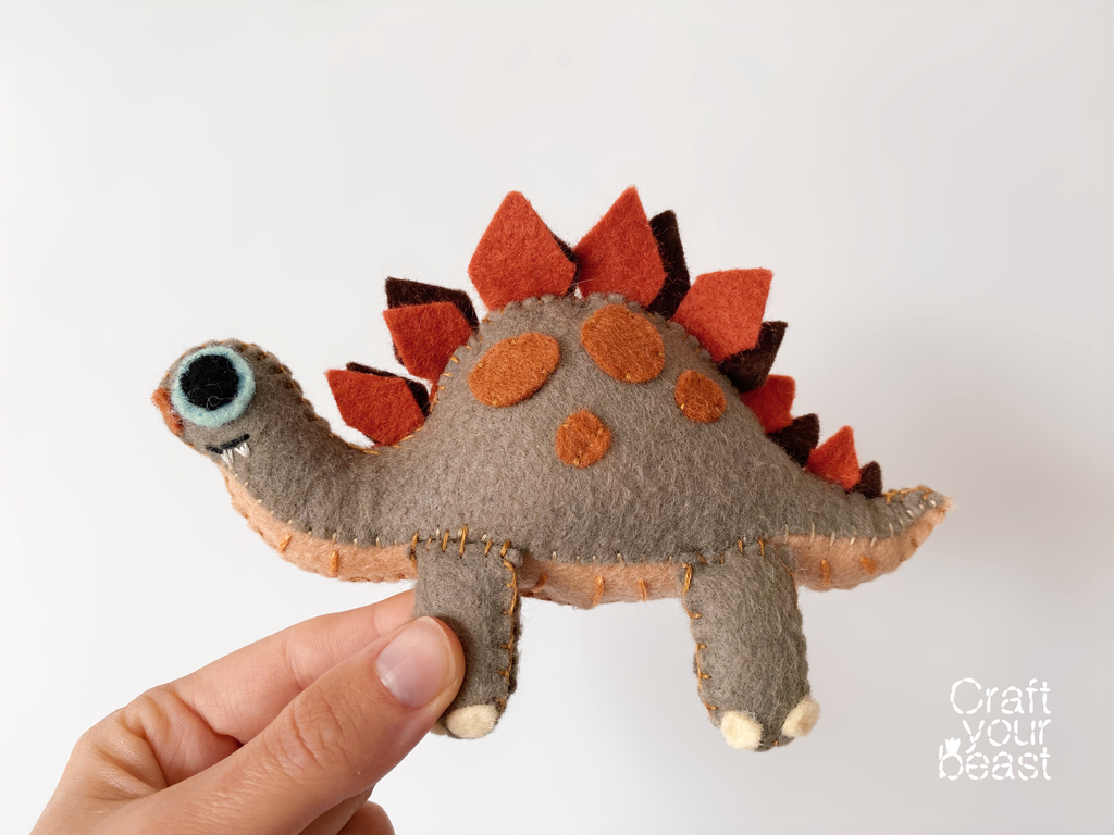 Kit de couture dino stegosaure