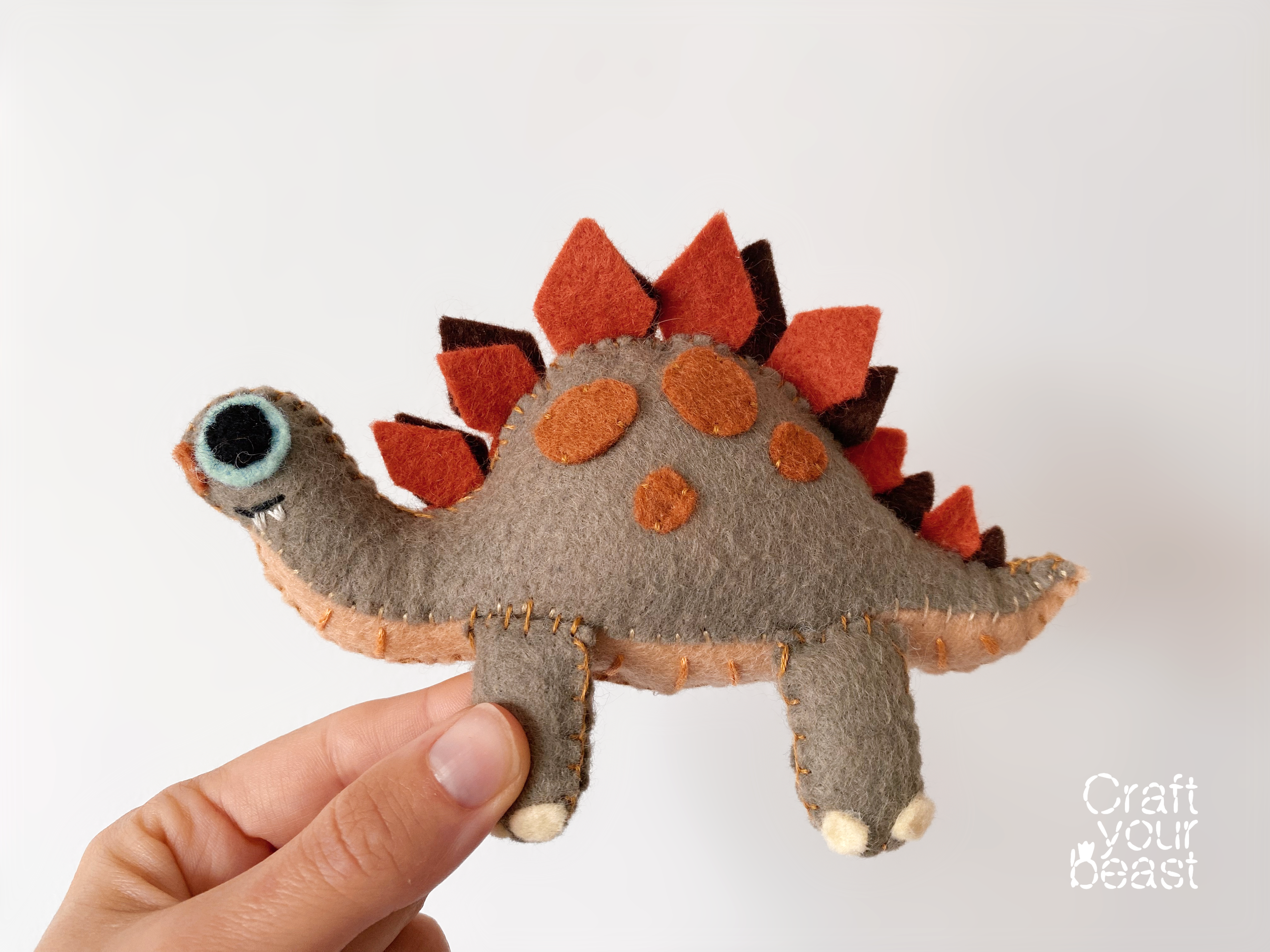 Kit de couture dino stegosaure