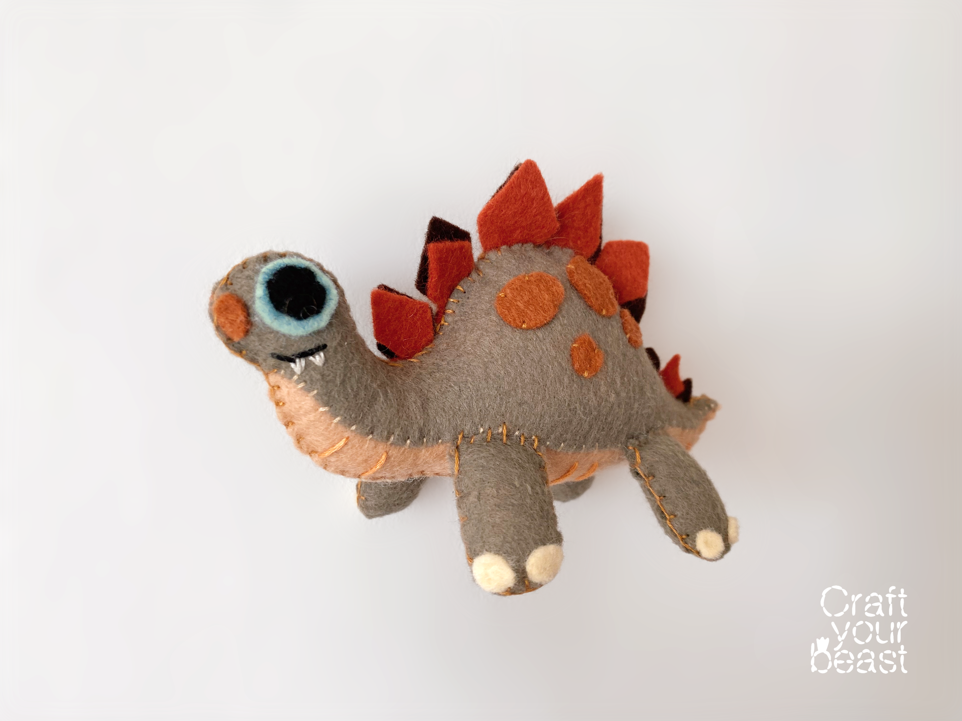 Kit de couture dino stegosaure